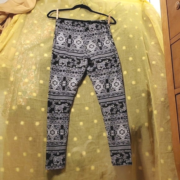 Like New 🐘🖤 soft stretch leggings - Picture 5 of 6